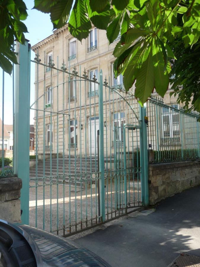 Studio Dans Charmante Batisse De Maitre Compiegnoise Compiègne Exterior foto